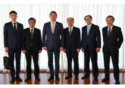 バヤルサイハン大使と「山形新聞」グループ代表団との会談